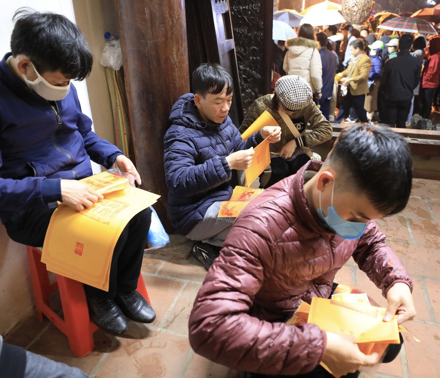 Hình ảnh người dân chen chúc xin ấn đền Trần Nam Định - Xuân Quý Mão 2023  - Ảnh 8.