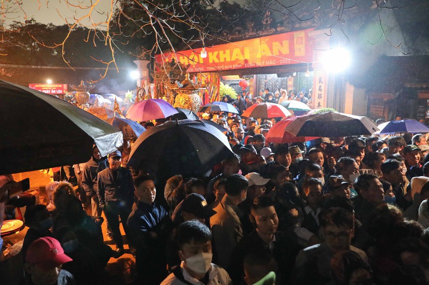 Hình ảnh người dân chen chúc xin ấn đền Trần Nam Định - Xuân Quý Mão 2023  - Ảnh 12.