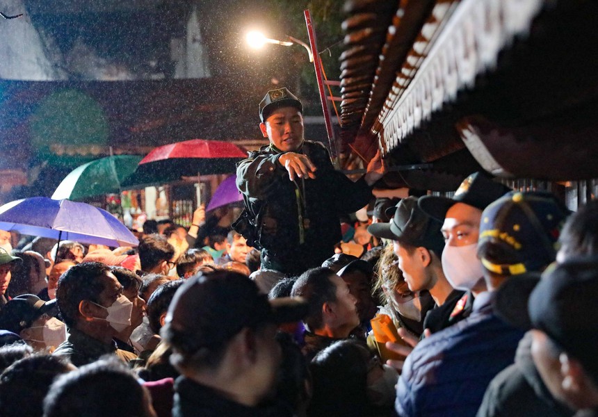 Hình ảnh người dân chen chúc xin ấn đền Trần Nam Định - Xuân Quý Mão 2023  - Ảnh 17.