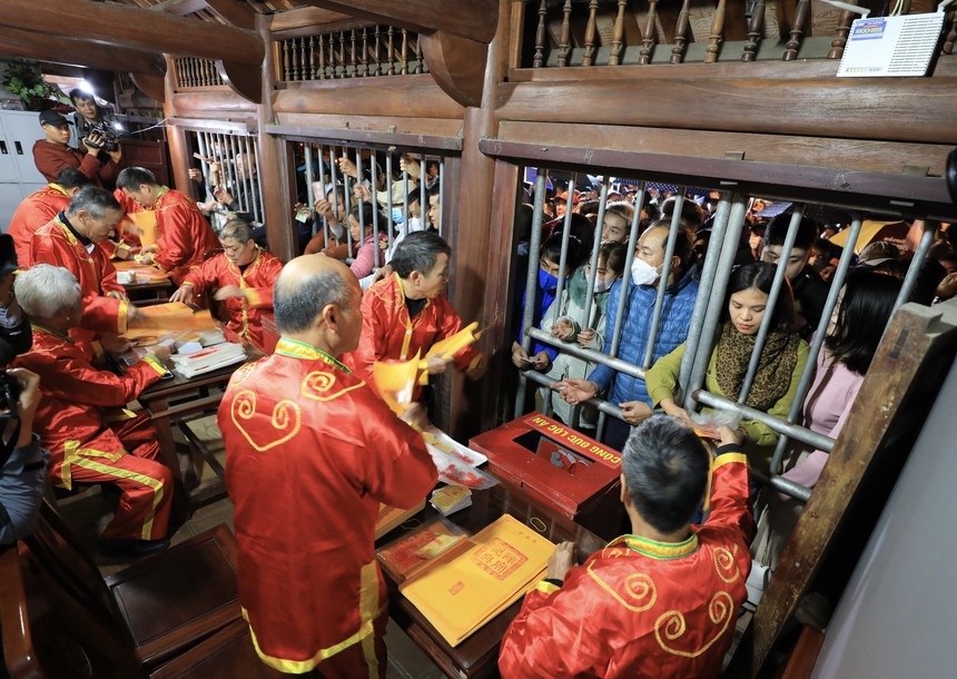 Hình ảnh người dân chen chúc xin ấn đền Trần Nam Định - Xuân Quý Mão 2023  - Ảnh 4.