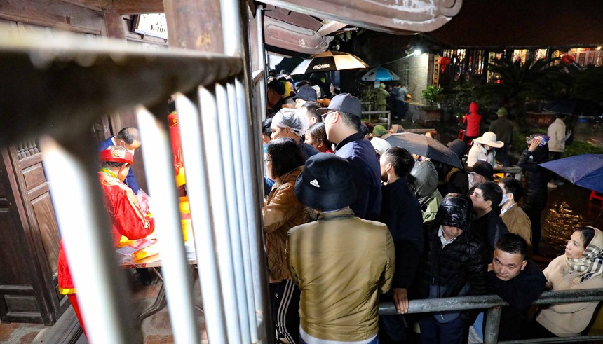 Hình ảnh người dân chen chúc xin ấn đền Trần Nam Định - Xuân Quý Mão 2023  - Ảnh 22.