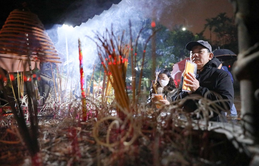 Hình ảnh người dân chen chúc xin ấn đền Trần Nam Định - Xuân Quý Mão 2023  - Ảnh 23.