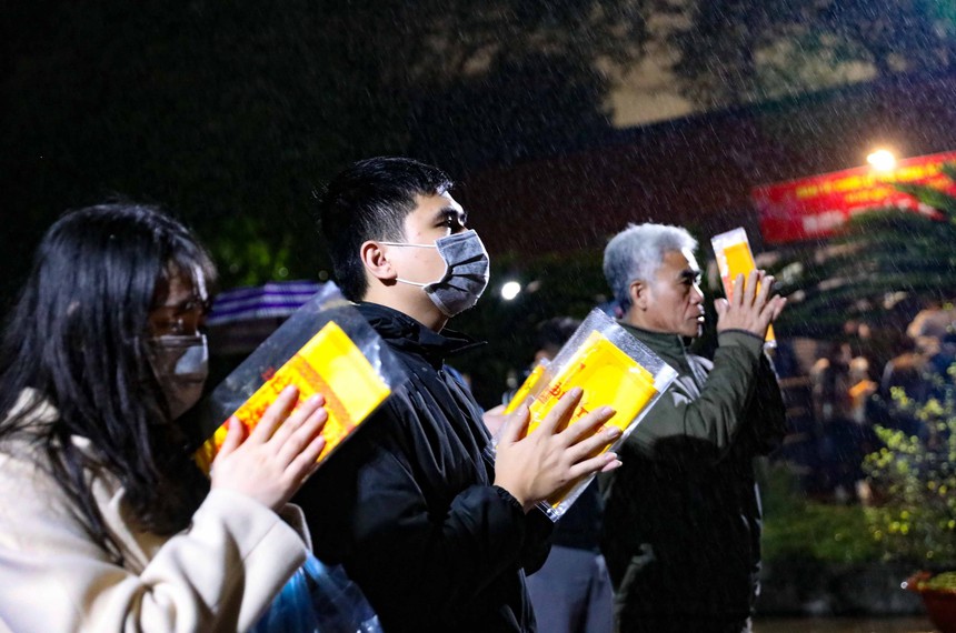 Hình ảnh người dân chen chúc xin ấn đền Trần Nam Định - Xuân Quý Mão 2023  - Ảnh 24.