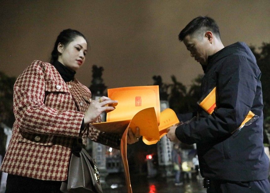 Hình ảnh người dân chen chúc xin ấn đền Trần Nam Định - Xuân Quý Mão 2023  - Ảnh 25.