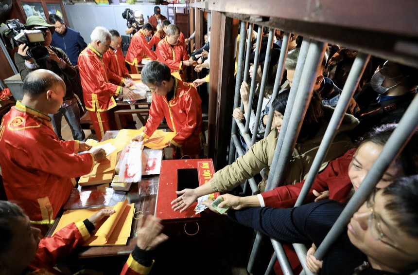 Hình ảnh người dân chen chúc xin ấn đền Trần Nam Định - Xuân Quý Mão 2023  - Ảnh 18.