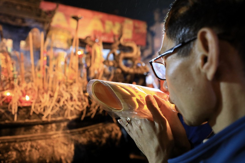 Hình ảnh người dân chen chúc xin ấn đền Trần Nam Định - Xuân Quý Mão 2023  - Ảnh 13.