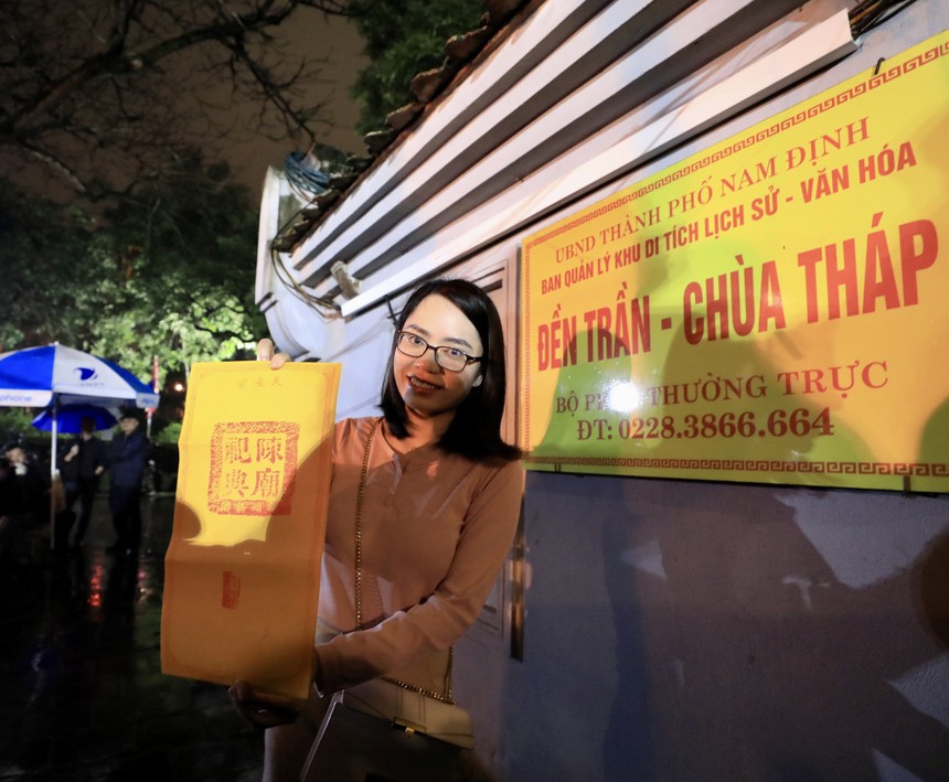 Hình ảnh người dân chen chúc xin ấn đền Trần Nam Định - Xuân Quý Mão 2023  - Ảnh 5.