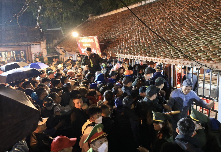 Hình ảnh người dân chen chúc xin ấn đền Trần Nam Định - Xuân Quý Mão 2023  - Ảnh 6.