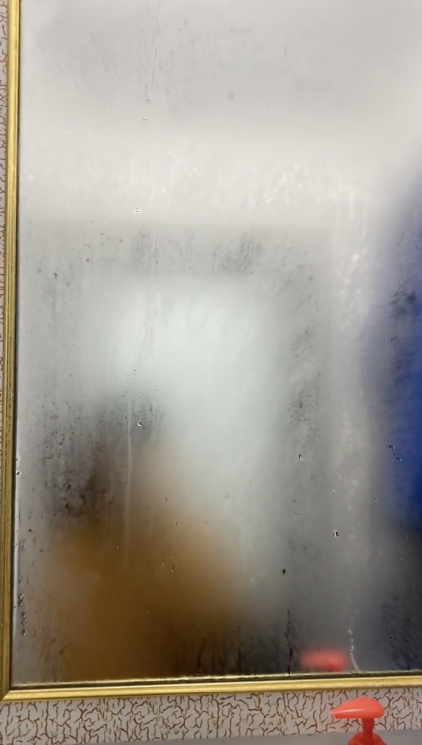 Cư dân mạng khóc thét vì nồm - "đặc sản" miền Bắc: Quần áo phơi cả tuần không khô, sơ hở là trượt patin trong nhà! - Ảnh 1.