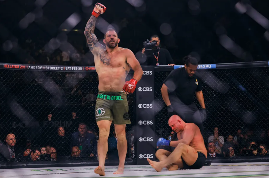 Huyền thoại Fedor Emelianenko nhận thất bại chóng vánh trong trận đấu cuối của sự nghiệp - Ảnh 3. Huyền thoại Fedor Emelianenko nhận thất bại chóng vánh trong trận đấu cuối của sự nghiệp - Ảnh 3.