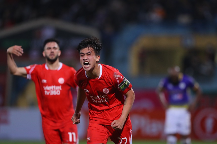 Danh Trung ghi bàn gỡ hoà 1-1 cho Viettel. Ảnh: Hoàng Linh