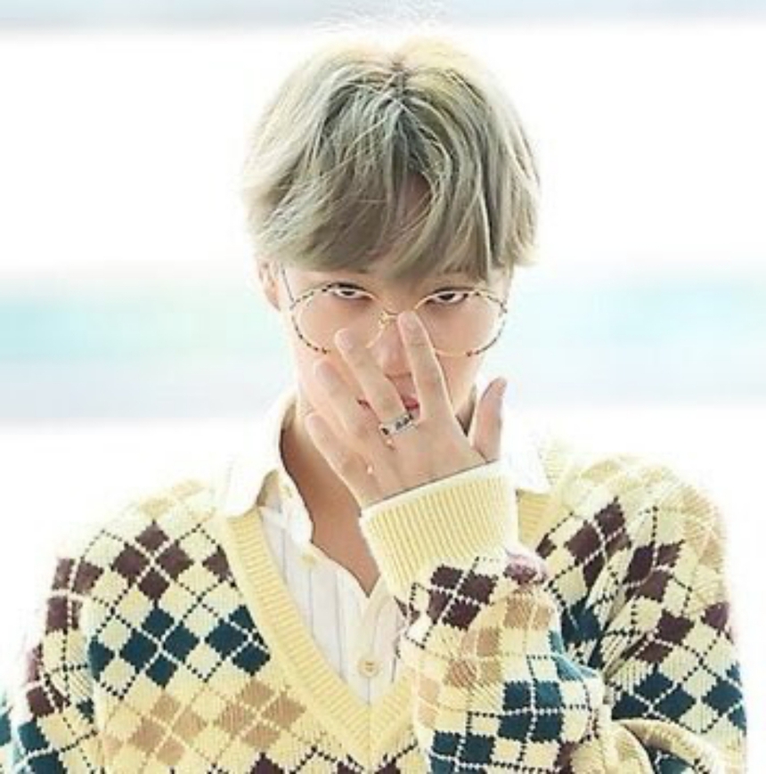 8 lần sao Kpop thống trị giới thời trang: BTS, Blackpink, Big Bang - Ảnh 15. 8 lần sao Kpop thống trị giới thời trang: BTS, Blackpink, Big Bang - Ảnh 15.