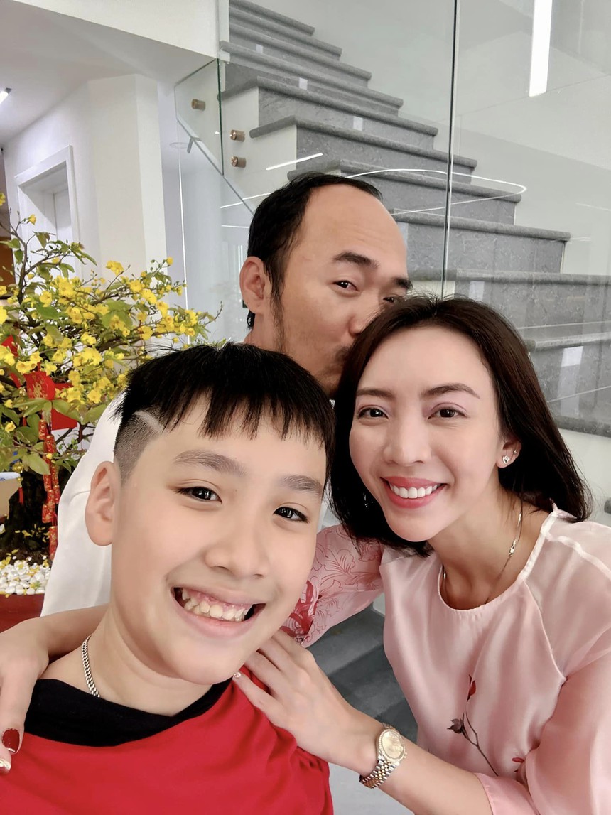 Sao Vbiz hoán đổi tiền lì xì của con từ 10 triệu thành 100 nghìn nhưng nhóc tỳ không nhận ra vì lí do ít ai ngờ đến - Ảnh 1. Sao Vbiz hoán đổi tiền lì xì của con từ 10 triệu thành 100 nghìn nhưng nhóc tỳ không nhận ra vì lí do ít ai ngờ đến - Ảnh 1.