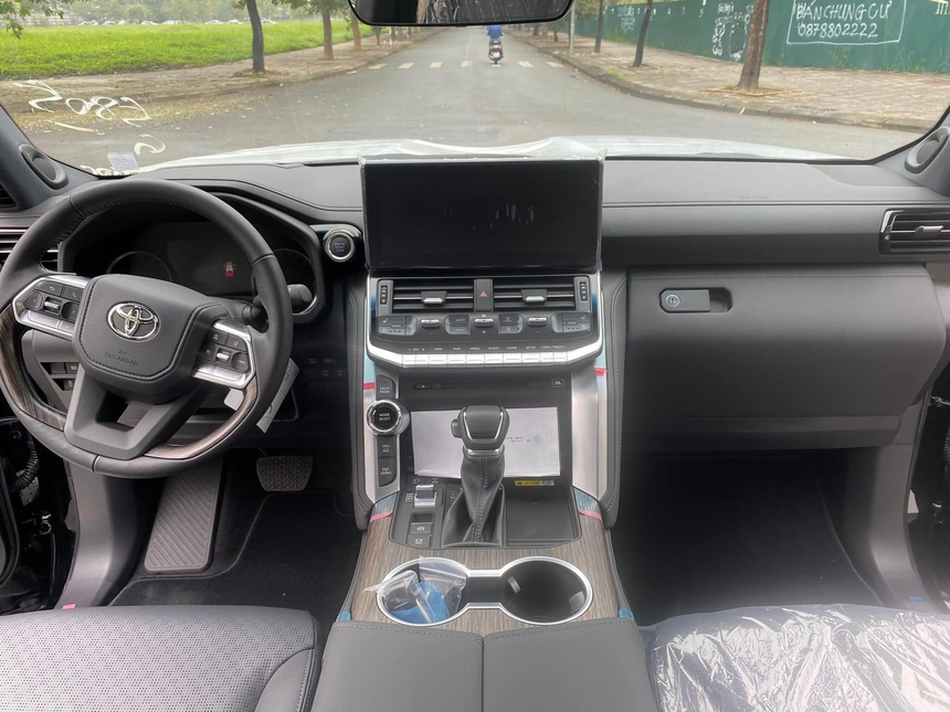 Toyota Land Cruiser 2023 chính hãng về Việt Nam: Giá gần 4,2 tỷ đồng, thêm option như xe nhập Trung Đông - Ảnh 5. Toyota Land Cruiser 2023 chính hãng về Việt Nam: Giá gần 4,2 tỷ đồng, thêm option như xe nhập Trung Đông - Ảnh 5.