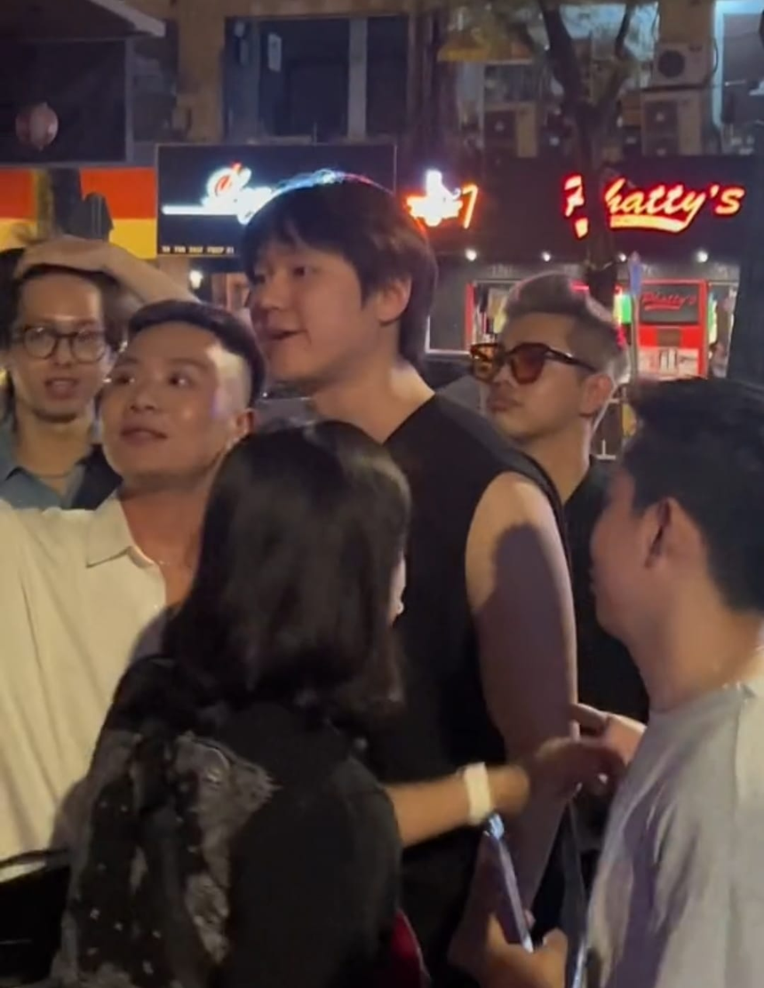 Tài tử Reply 1988 bất ngờ xuất hiện ở Việt Nam, mặt mộc đỉnh cao chấp hết camera thường - Ảnh 6. Tài tử Reply 1988 bất ngờ xuất hiện ở Việt Nam, mặt mộc đỉnh cao chấp hết camera thường - Ảnh 6.