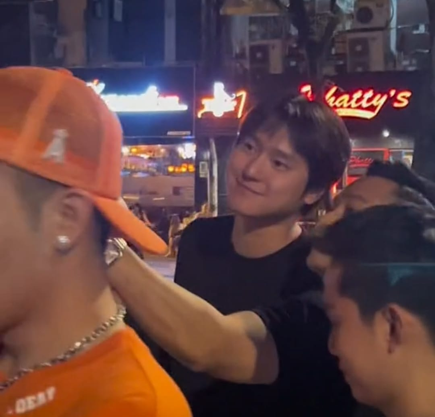 Tài tử Reply 1988 bất ngờ xuất hiện ở Việt Nam, mặt mộc đỉnh cao chấp hết camera thường - Ảnh 5. Tài tử Reply 1988 bất ngờ xuất hiện ở Việt Nam, mặt mộc đỉnh cao chấp hết camera thường - Ảnh 5.