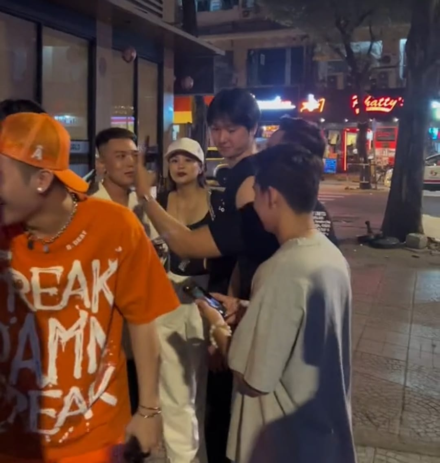 Tài tử Reply 1988 bất ngờ xuất hiện ở Việt Nam, mặt mộc đỉnh cao chấp hết camera thường - Ảnh 8. Tài tử Reply 1988 bất ngờ xuất hiện ở Việt Nam, mặt mộc đỉnh cao chấp hết camera thường - Ảnh 8.