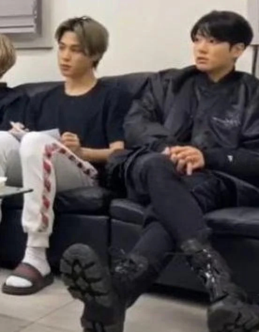 8 lần sao Kpop thống trị giới thời trang: BTS, Blackpink, Big Bang - Ảnh 5. 8 lần sao Kpop thống trị giới thời trang: BTS, Blackpink, Big Bang - Ảnh 5.