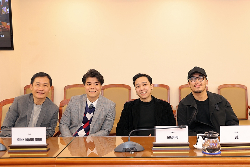 Đinh Mạnh Ninh: 'Chưa bao giờ nghĩ mình có thể ghi tên mình vào Giải Cống hiến' - Ảnh 2. Đinh Mạnh Ninh: 'Chưa bao giờ nghĩ mình có thể ghi tên mình vào Giải Cống hiến' - Ảnh 2.