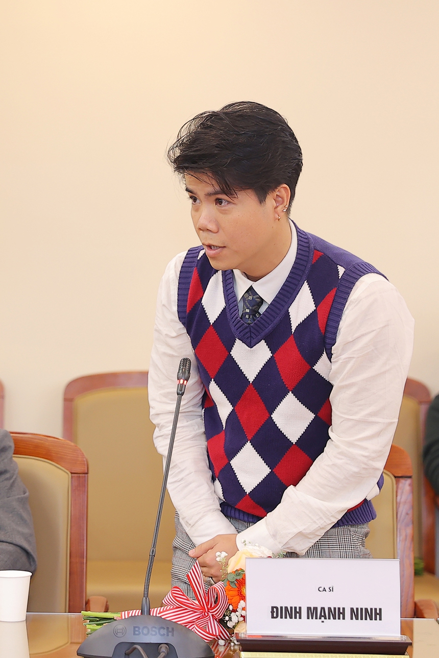 Đinh Mạnh Ninh: 'Chưa bao giờ nghĩ mình có thể ghi tên mình vào Giải Cống hiến' - Ảnh 1. Đinh Mạnh Ninh: 'Chưa bao giờ nghĩ mình có thể ghi tên mình vào Giải Cống hiến' - Ảnh 1.