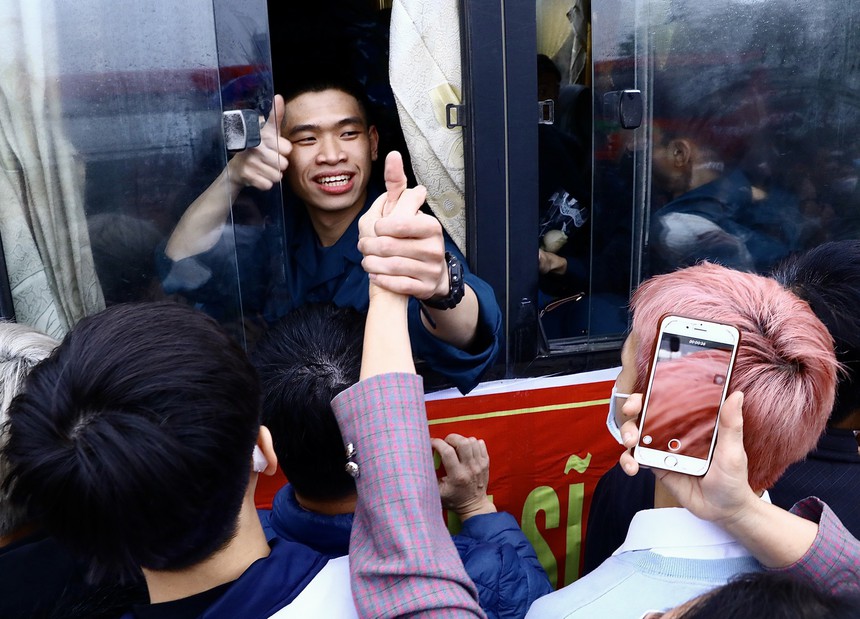 Thanh niên Thủ đô nô nức lên đường nhập ngũ - Ảnh 3. Thanh niên Thủ đô nô nức lên đường nhập ngũ - Ảnh 3.