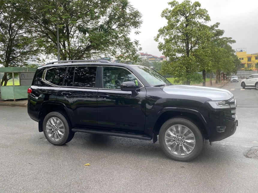 Toyota Land Cruiser 2023 chính hãng về Việt Nam: Giá gần 4,2 tỷ đồng, thêm option như xe nhập Trung Đông - Ảnh 7. Toyota Land Cruiser 2023 chính hãng về Việt Nam: Giá gần 4,2 tỷ đồng, thêm option như xe nhập Trung Đông - Ảnh 7.