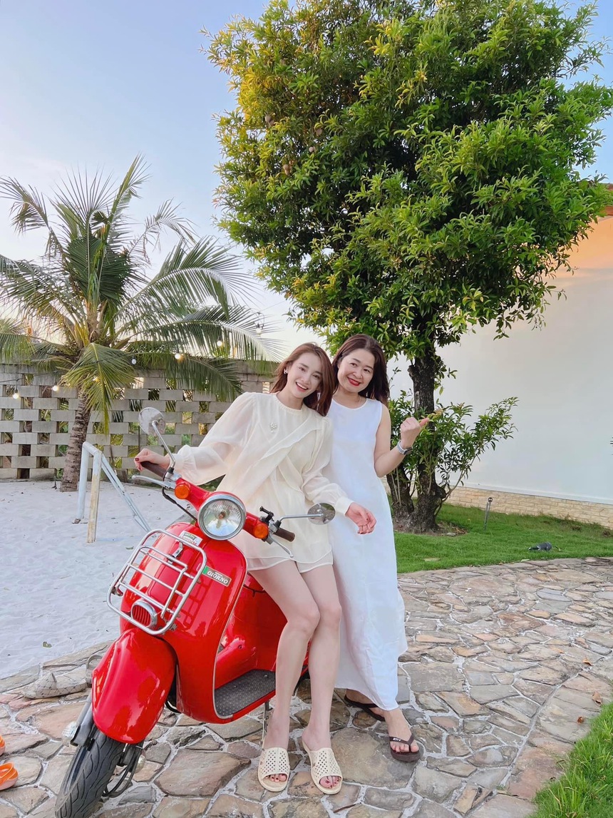 Nhã Phương check-in tại biệt thự nhà vườn nghìn m2, dân tình chăm chăm vào 1 món đồ - Ảnh 1.