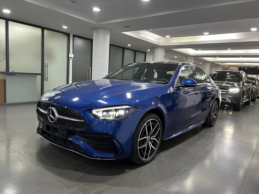 Mercedes-Benz C 300 AMG bán 'rẻ' gần 500 triệu đồng dù mới chỉ lăn bánh 20 km - Ảnh 1. Mercedes-Benz C 300 AMG bán 'rẻ' gần 500 triệu đồng dù mới chỉ lăn bánh 20 km - Ảnh 1.