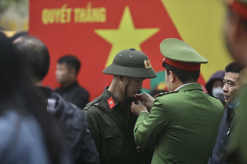 Thanh niên Thủ đô nô nức lên đường nhập ngũ - Ảnh 1. Thanh niên Thủ đô nô nức lên đường nhập ngũ - Ảnh 1.