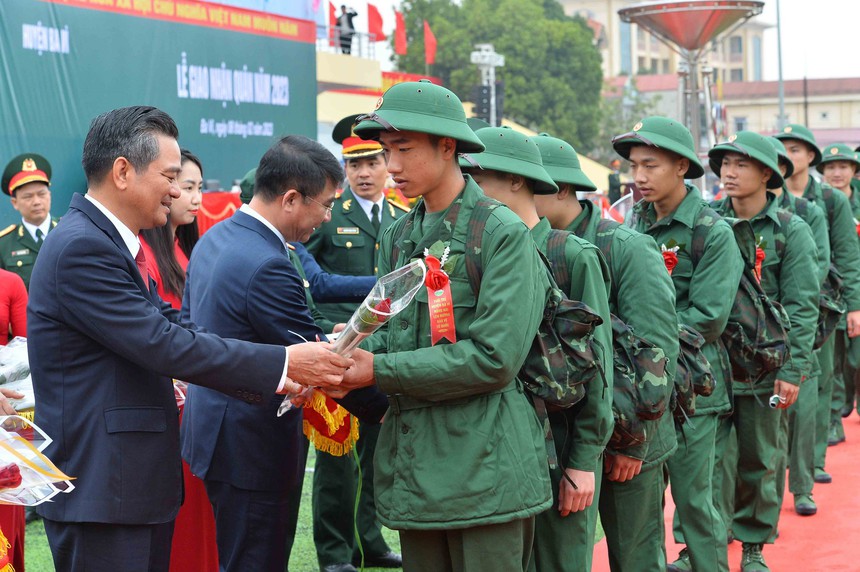 Thanh niên Thủ đô nô nức lên đường nhập ngũ - Ảnh 2. Thanh niên Thủ đô nô nức lên đường nhập ngũ - Ảnh 2.