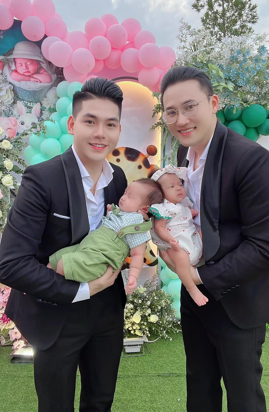 Cặp đôi LGBT vừa đón nhóc tỳ song sinh khoe xây thêm biệt thự, nâng cấp khối tài sản khủng  - Ảnh 7.