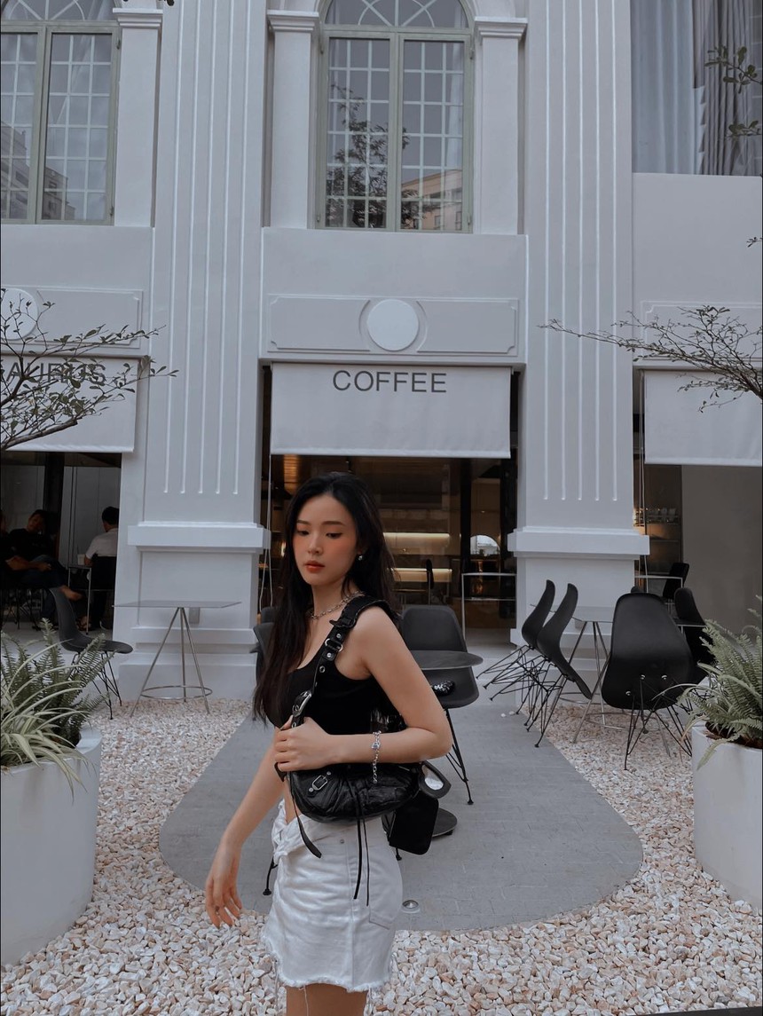 Khoe nhan sắc trẻ trung ở tuổi  33, Midu được khuyên tiết chế trong cách ăn mặc - Ảnh 2.