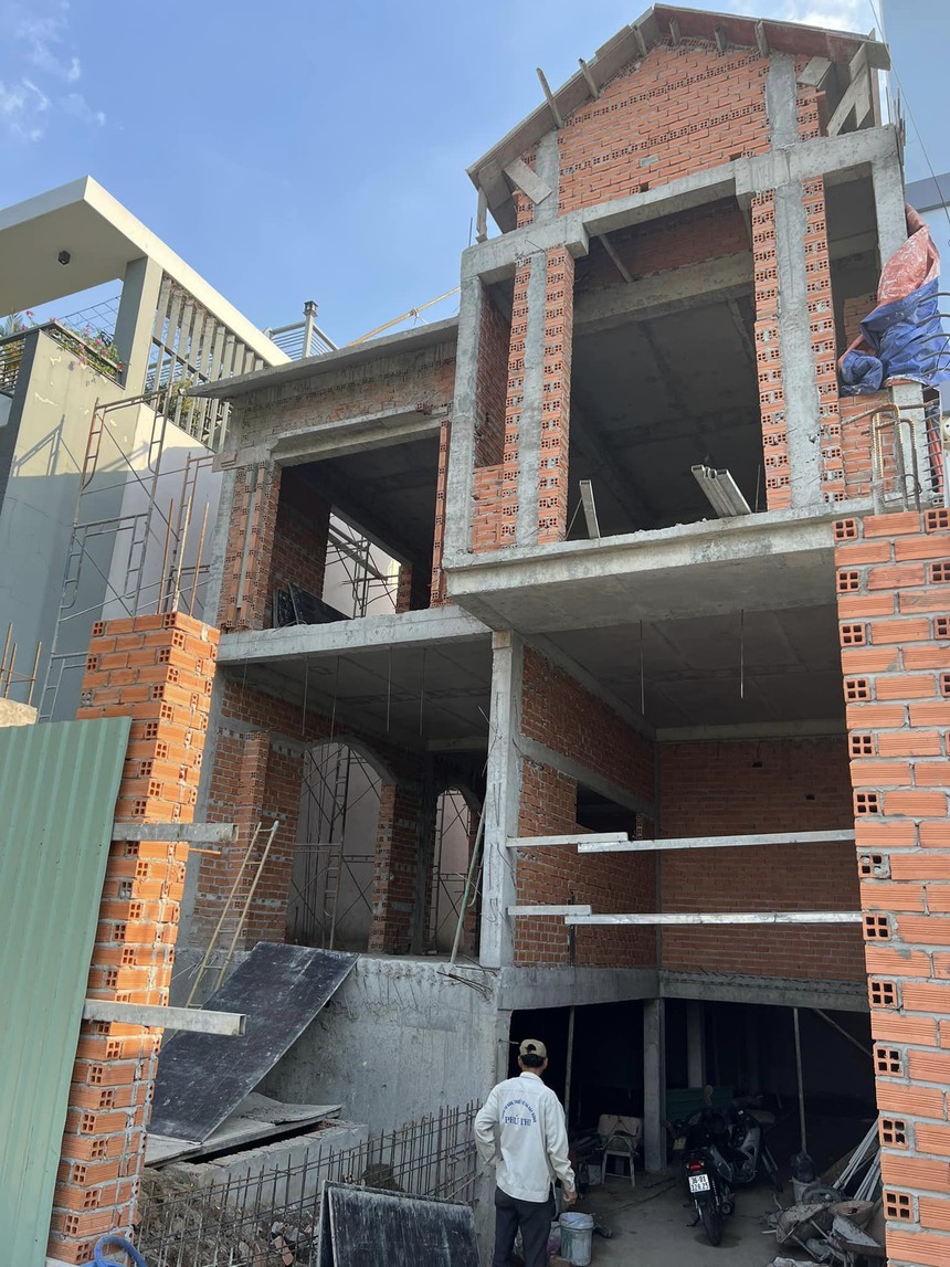 Cặp đôi LGBT vừa đón nhóc tỳ song sinh khoe xây thêm biệt thự, nâng cấp khối tài sản khủng  - Ảnh 2.