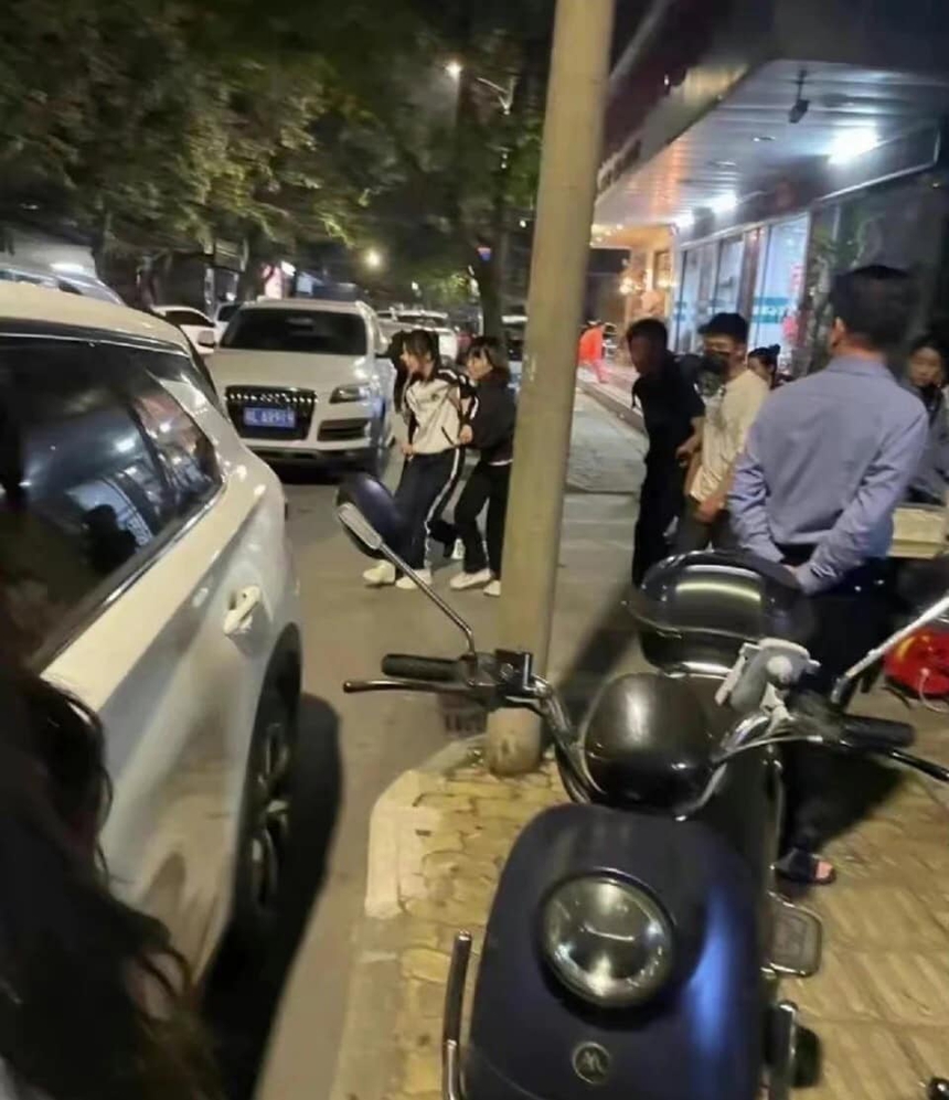 Dương Tử bị thương khi quay phim, bước đi phải có người dìu đỡ - Ảnh 2.