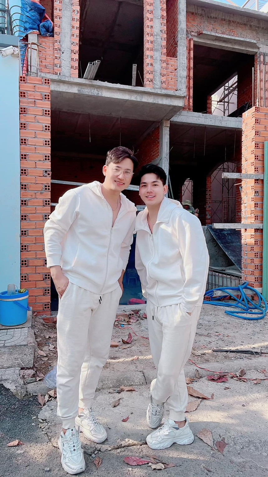 Cặp đôi LGBT vừa đón nhóc tỳ song sinh khoe xây thêm biệt thự, nâng cấp khối tài sản khủng  - Ảnh 1.