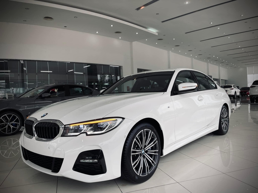 BMW xả lô xe sản xuất 2021 và 2022: Giảm cao nhất 300 triệu đồng, BMW 3-Series ngang giá Camry - Ảnh 2.