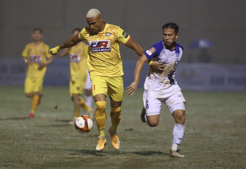 HLV CLB Thanh Hóa: "Hơi có va chạm một tý là trọng tài ngắt còi" - Ảnh 2. HLV CLB Thanh Hóa: "Hơi có va chạm một tý là trọng tài ngắt còi" - Ảnh 2.