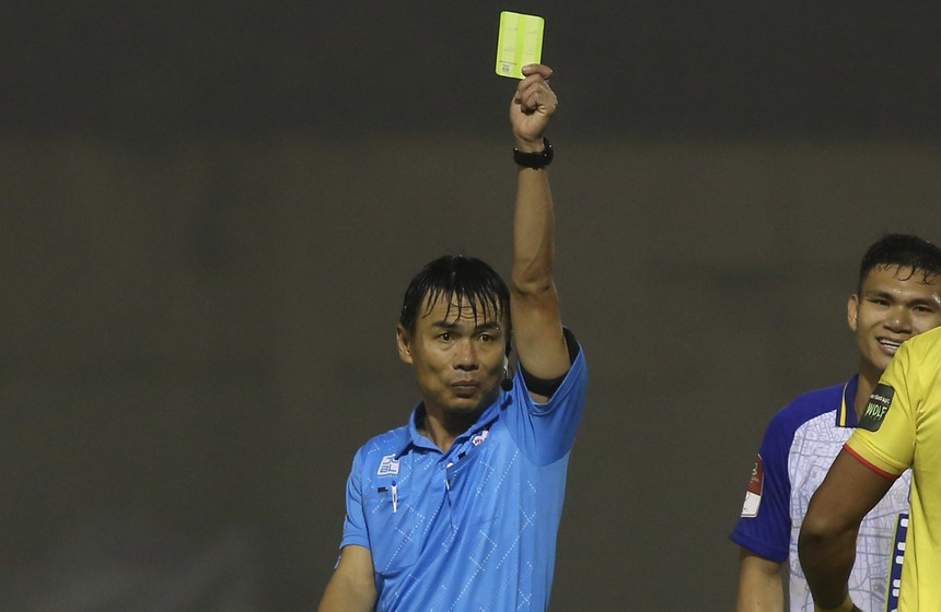 HLV CLB Thanh Hóa: "Hơi có va chạm một tý là trọng tài ngắt còi" - Ảnh 1. HLV CLB Thanh Hóa: "Hơi có va chạm một tý là trọng tài ngắt còi" - Ảnh 1.