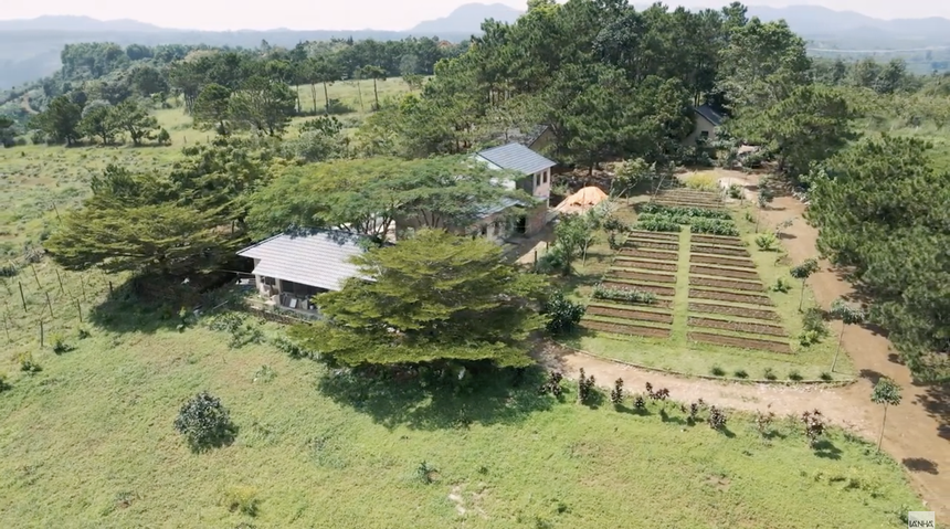 "Tổ ấm trong mơ" rộng 6 hecta của NTK Adrian Anh Tuấn có gì? - Ảnh 1.