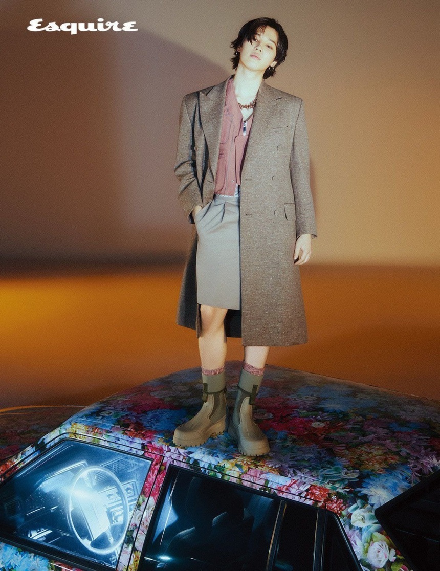 Jimin BTS khoe vẻ đẹp phi giới tính trên bìa Esquire tháng 2 - Ảnh 3. Jimin BTS khoe vẻ đẹp phi giới tính trên bìa Esquire tháng 2 - Ảnh 3.