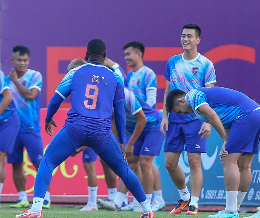 Tuấn Anh, Tiến Linh vui vẻ khoác tay nhau trên sân tập, trước ngày hai đội đối đầu nhau - Ảnh 3. Tuấn Anh, Tiến Linh vui vẻ khoác tay nhau trên sân tập, trước ngày hai đội đối đầu nhau - Ảnh 3.