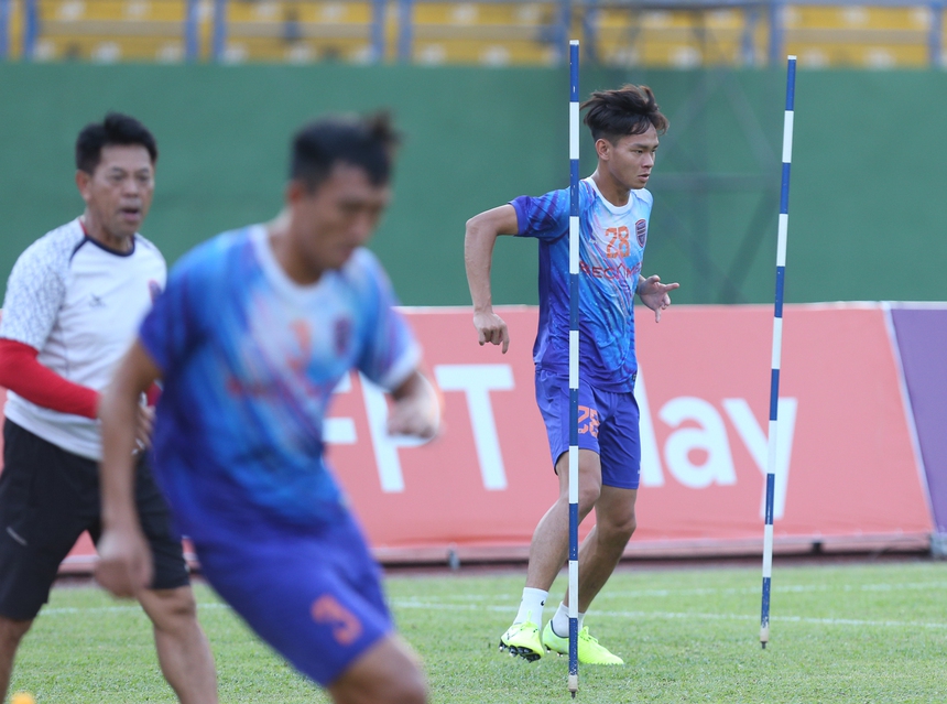 Tuấn Anh, Tiến Linh vui vẻ khoác tay nhau trên sân tập, trước ngày hai đội đối đầu nhau - Ảnh 6. Tuấn Anh, Tiến Linh vui vẻ khoác tay nhau trên sân tập, trước ngày hai đội đối đầu nhau - Ảnh 6.