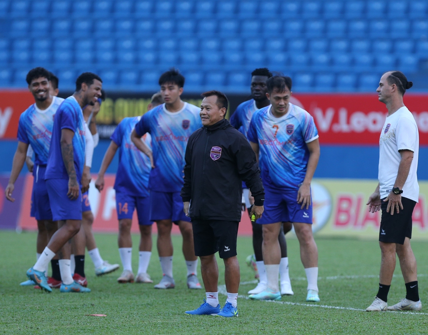 Tuấn Anh, Tiến Linh vui vẻ khoác tay nhau trên sân tập, trước ngày hai đội đối đầu nhau - Ảnh 7. Tuấn Anh, Tiến Linh vui vẻ khoác tay nhau trên sân tập, trước ngày hai đội đối đầu nhau - Ảnh 7.