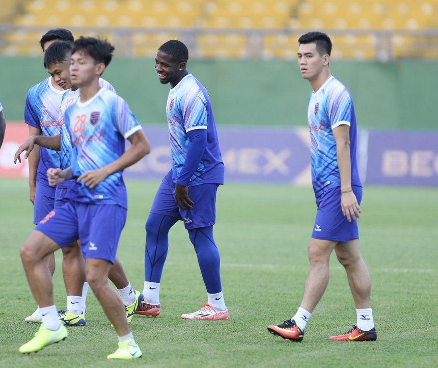 Tuấn Anh, Tiến Linh vui vẻ khoác tay nhau trên sân tập, trước ngày hai đội đối đầu nhau - Ảnh 5. Tuấn Anh, Tiến Linh vui vẻ khoác tay nhau trên sân tập, trước ngày hai đội đối đầu nhau - Ảnh 5.