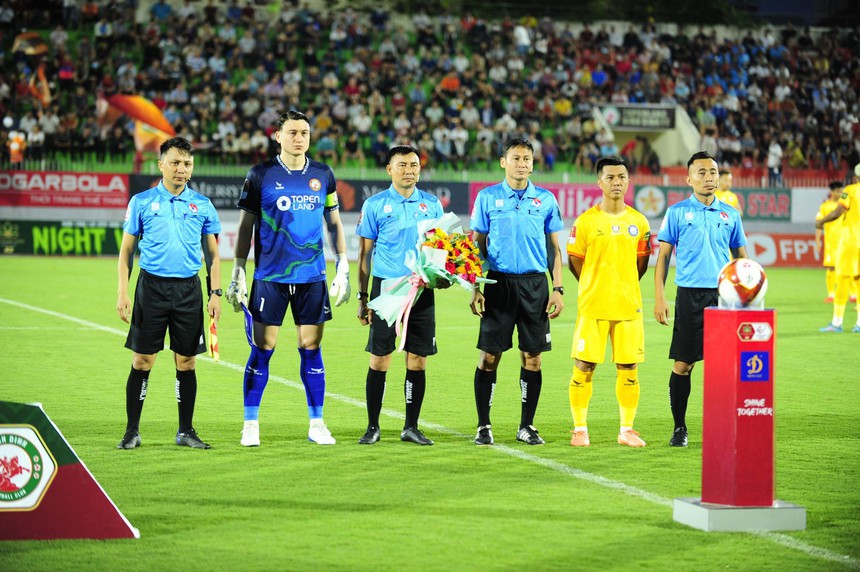 Văn Lâm và áp lực tấm băng đội trưởng - Ảnh 2.