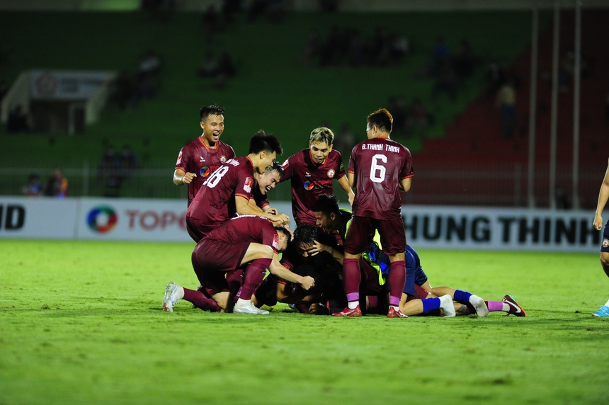 Bình Định thắng nhọc tân binh nhờ thẻ đỏ, Thanh Hóa chia điểm đáng tiếc với SLNA - Ảnh 2.