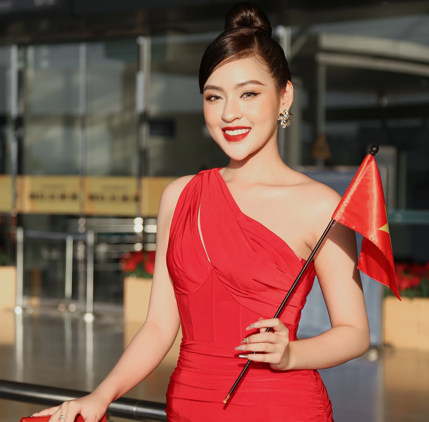 Trần Thanh Tâm tự tin tặng quà giao lưu Nam vương Thái Lan, nhưng bị "cà khịa" nói tiếng Anh như tiếng Việt, mắc toàn lỗi cơ bản - Ảnh 3. Trần Thanh Tâm tự tin tặng quà giao lưu Nam vương Thái Lan, nhưng bị "cà khịa" nói tiếng Anh như tiếng Việt, mắc toàn lỗi cơ bản - Ảnh 3.