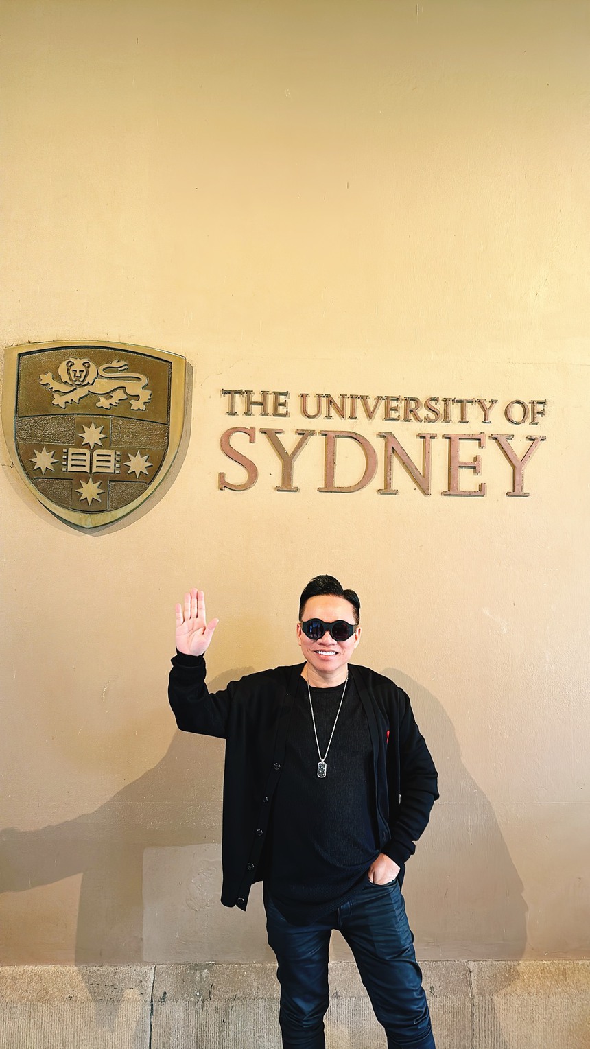 NTK Đỗ Mạnh Cường ra mắt BST Xuân - Hè 2023 tại Đại học Sydney 170 năm tuổi - Ảnh 3.