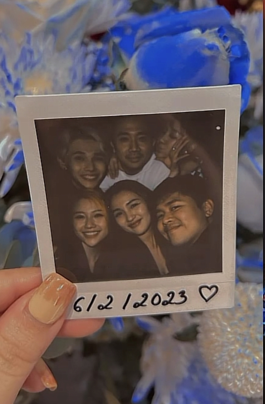 Em gái Trấn Thành và người yêu tin đồn lộ rổ hint, có 1 cử chỉ 'đánh dấu chủ quyền' giữa hội bạn - Ảnh 4. Em gái Trấn Thành và người yêu tin đồn lộ rổ hint, có 1 cử chỉ 'đánh dấu chủ quyền' giữa hội bạn - Ảnh 4.