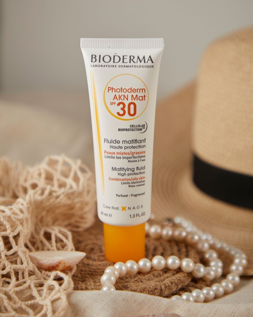 Muốn thoát khỏi cảnh da nhơn nhớt trong mùa nồm, chị em nên sắm 6 kem chống nắng kiềm dầu cực đỉnh này  - Ảnh 3.